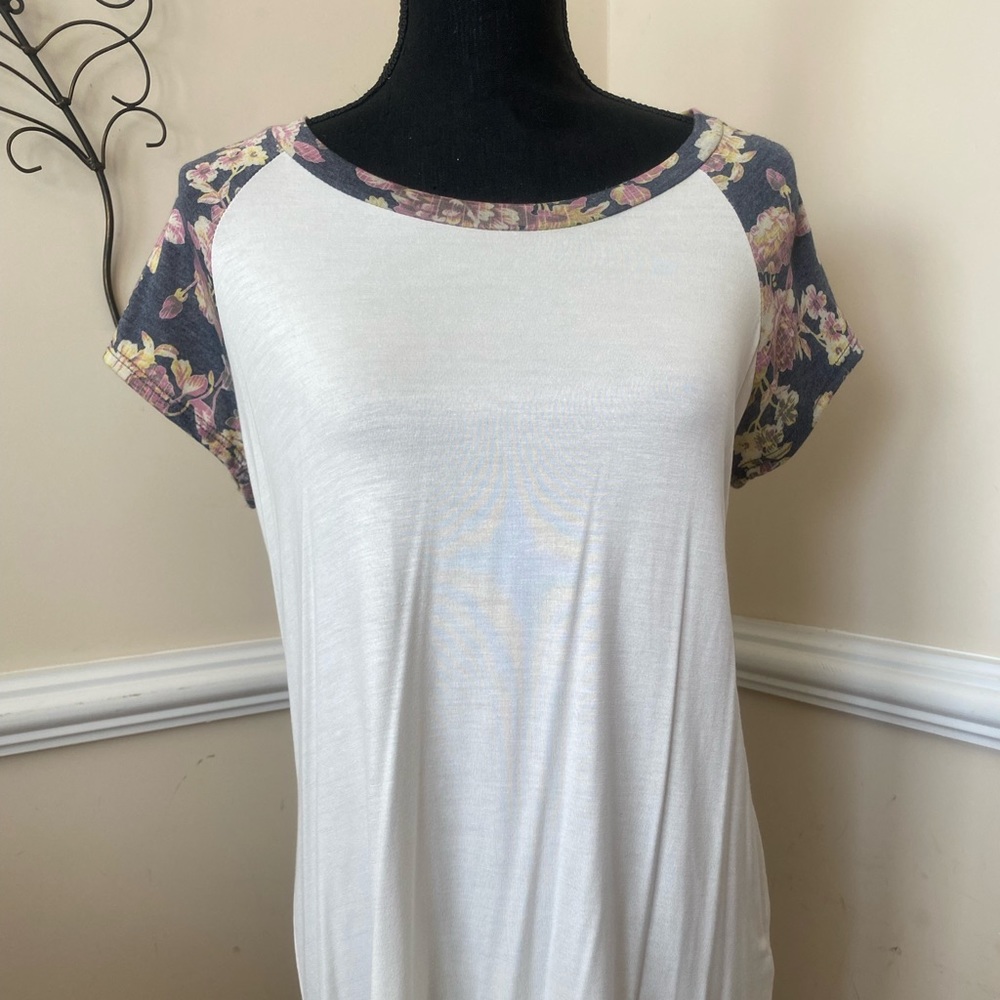 Coco & Main Women’s Raglan Style T-shirt- Large